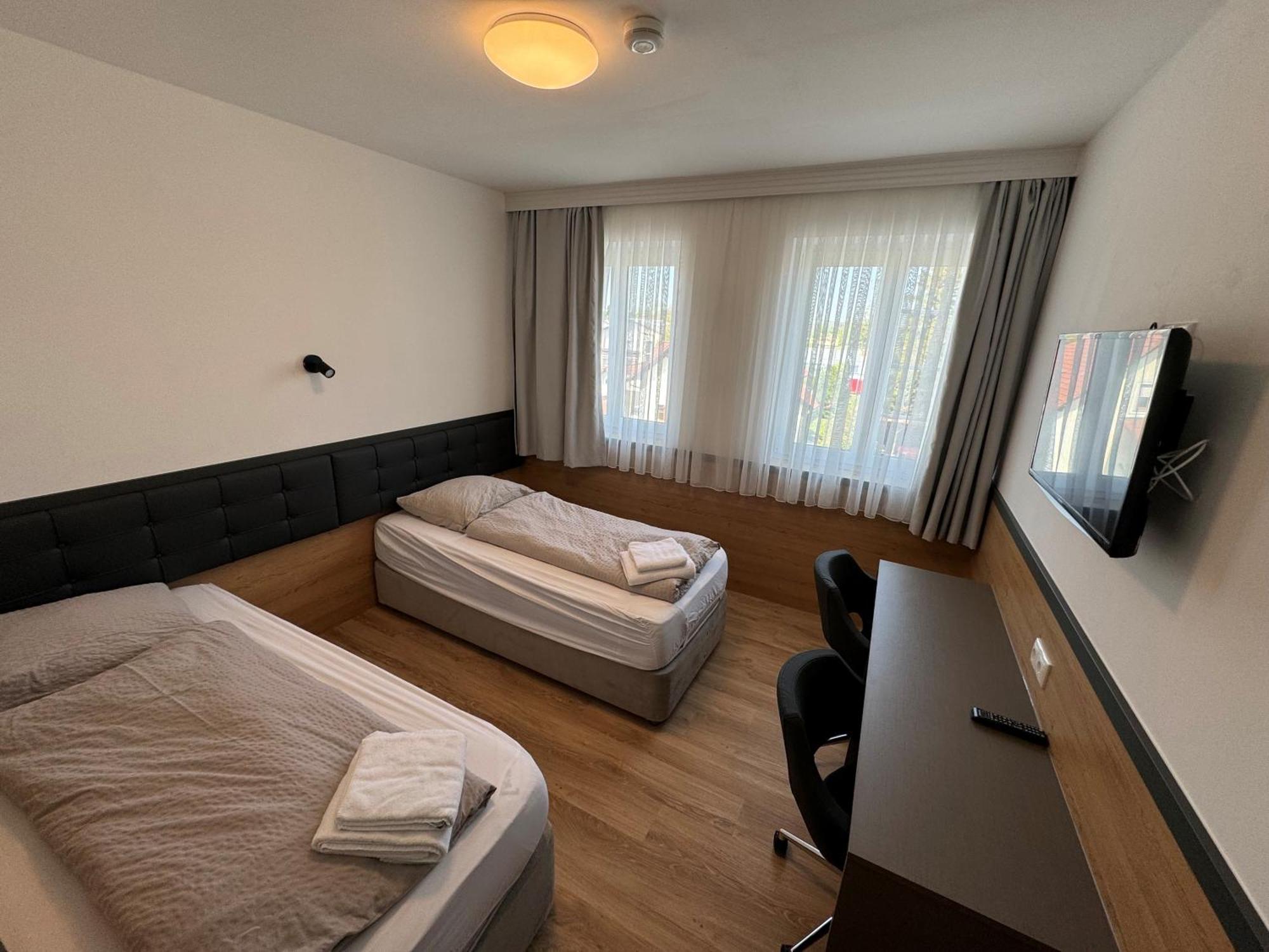 F Hotel 24H Check-In Hörsching Exteriér fotografie